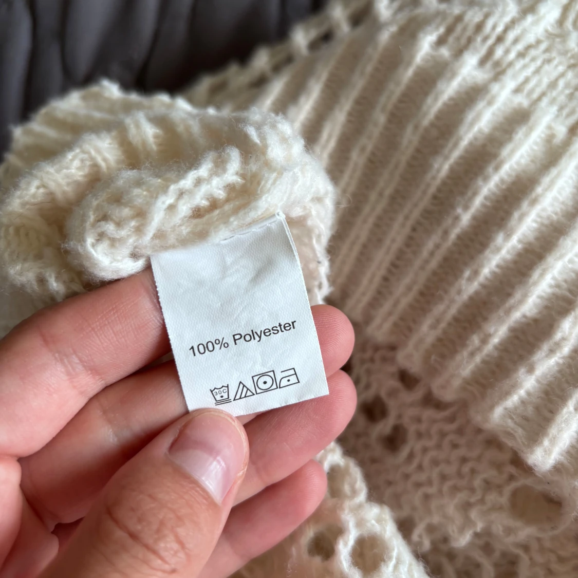 Croppad offshoulder stickad tröja - 3