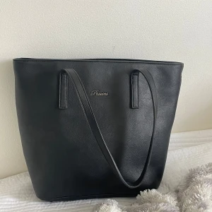 Svart väska, Puccini  - Skitfin svart läderväska från Puccini med innerfack samt dragkedja. Väskans mått är 37cm bredden och 29cm höjden, perfekt till skolstarten 🩷 Nypris ca 700kr, pris går att diskutera. 
