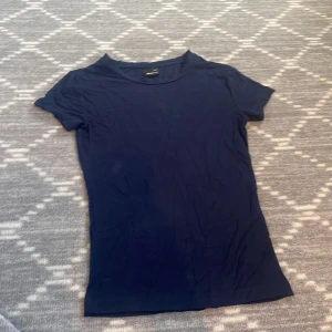 Mörkblå tight tshirt - tight t-shirt som sitter snyggt o är perfekt till hösten