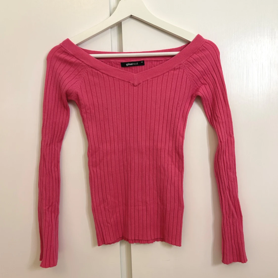 Ribbad rosa offshoulder tröja Gina Tricot