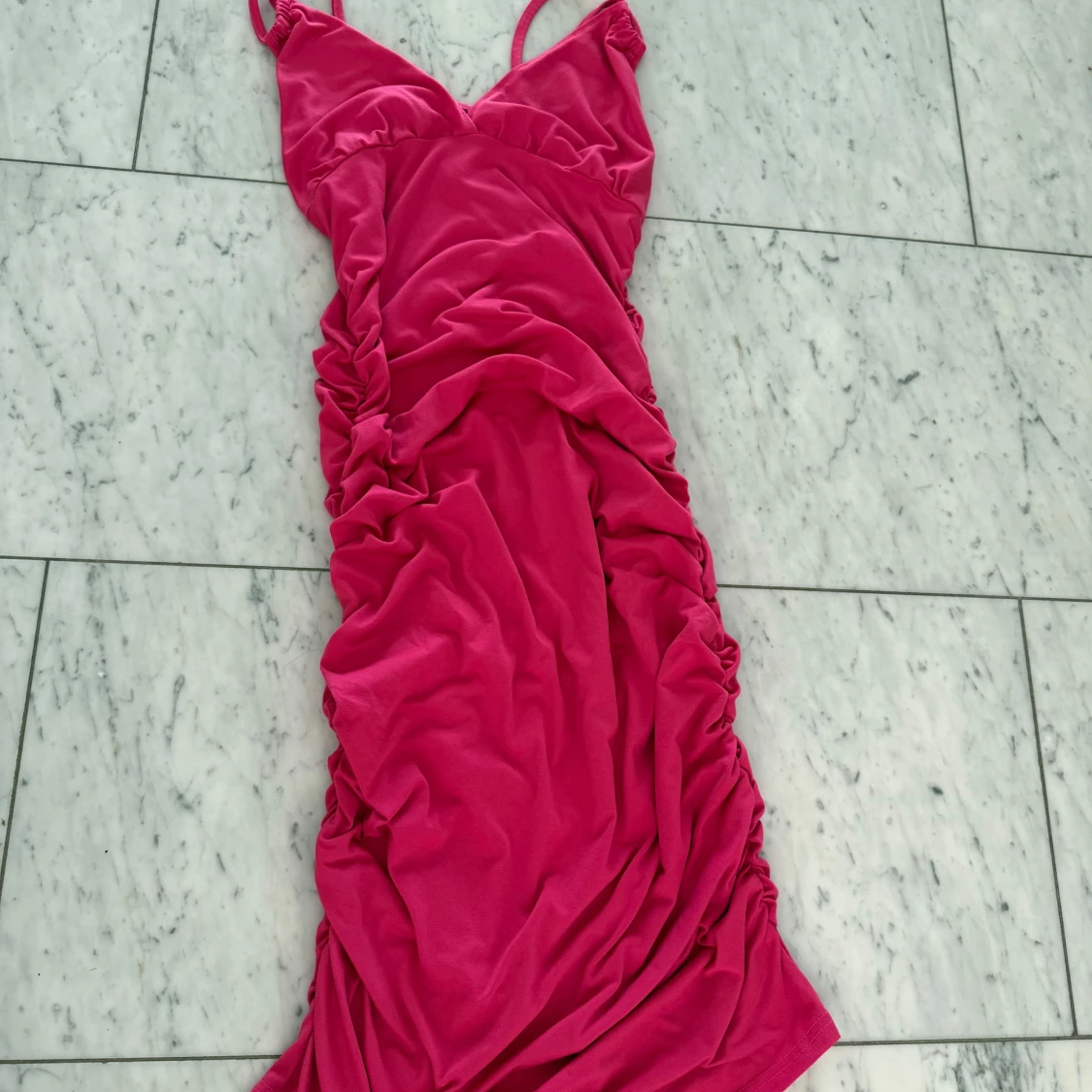 Rosa långklänning med rynkade detaljer