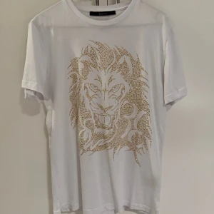 Billionaire T-Shirt Premium - Billionaire T-Shirt i XS (passar även S) i väldigt gott skick. Nypris 5.000kr Kvitto medföljes om önskas