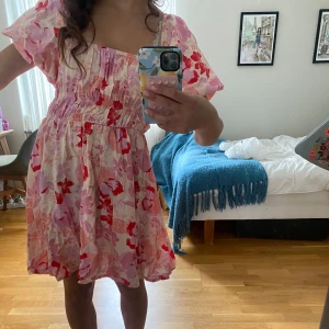 Blommig kortklänning  - Söt kortklänning med blommigt mönster så fin🥰🥰🥰 endast använd 1 gång ❤️