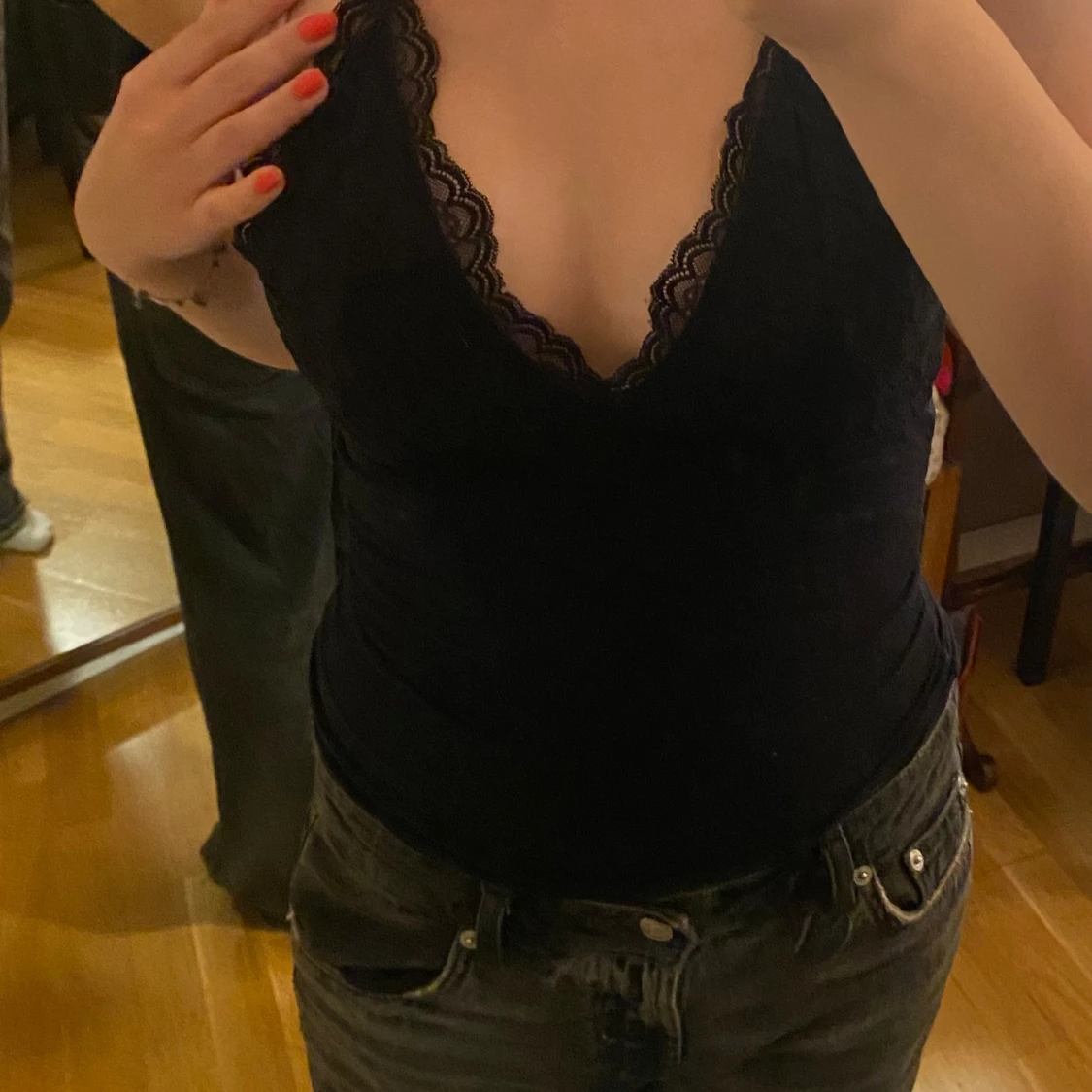 Svart spetsig croppad halterneck festtopp - 1