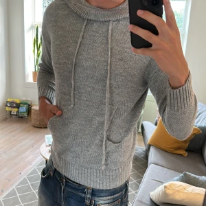 Stickad hoodie  - Riktigt fet och perfekt för en stilren look. Inga defekter, skriv vid fundering🙌