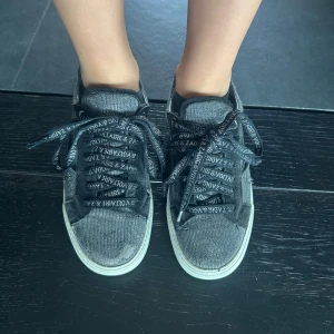 Svarta sneakers Zadig & Voltaire - Svarta sneakers ifrån Zadig & Voltaire, som är lite slitna men fortfarande jätte snygga!!