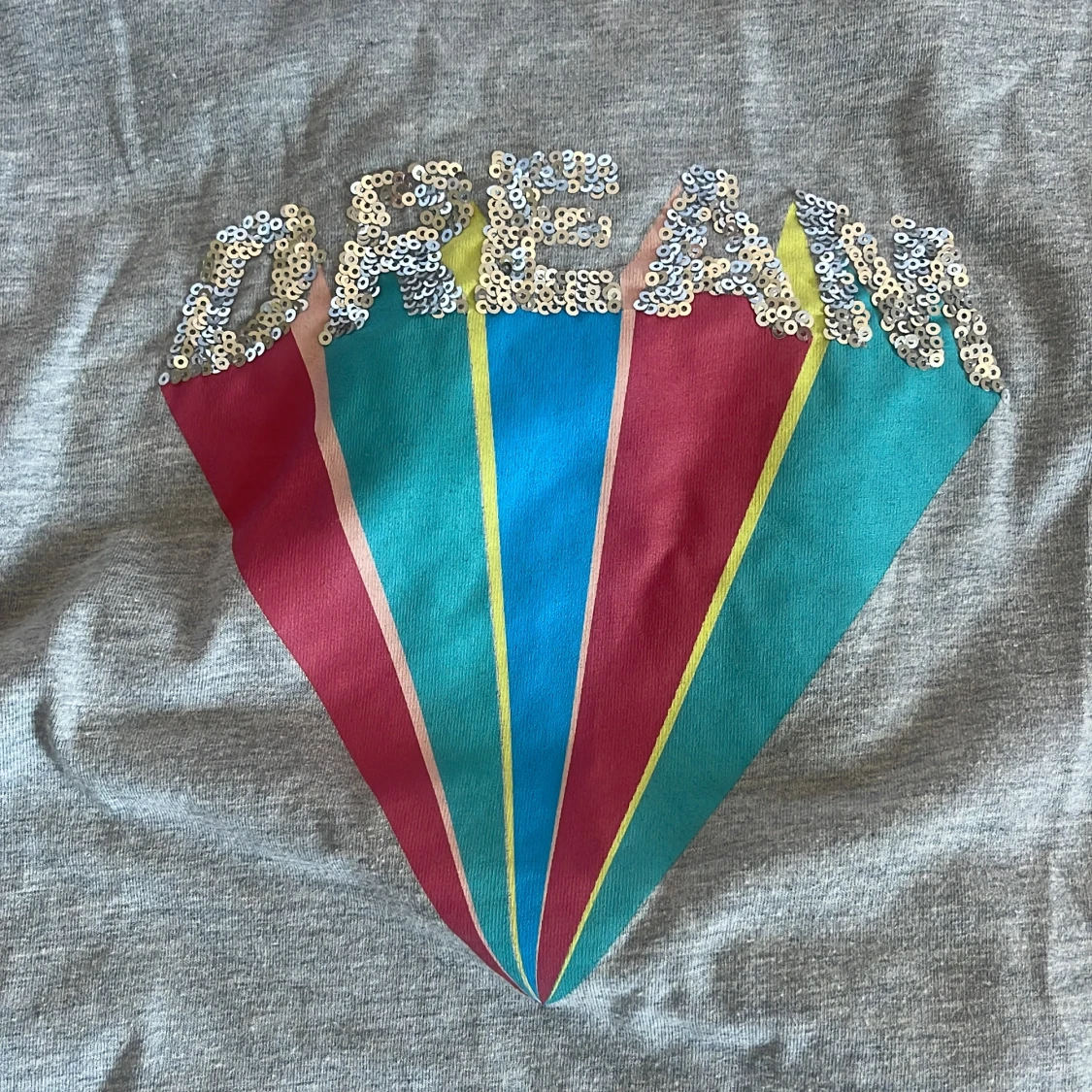 Grå t-shirt med paljetter från XOXO friends - 3