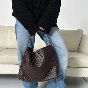 Mörkröd flätad axelväska i skinn - Säljer denna så snygga väska som kan användas till många olika tillfällen. Perfekt skol väska ! Nypris :560kr