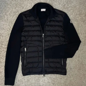 Moncler cardigan - Moncler tricot cardigan jacka i super fint skick! | storlek M med skulle säga att den passar bättre S | säljer till ett bättre pris då jag inte har något kvitto! Jackan har tags och alla funktioner men har som sagt inget kvitto | hör gärna av dig vid frågor eller funderingar!🙌 Pris kan diskuteras!