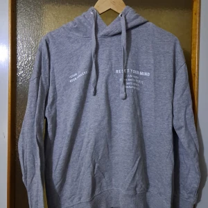 Grå hoodie med programmeringstryck - Fin och bekväm :)