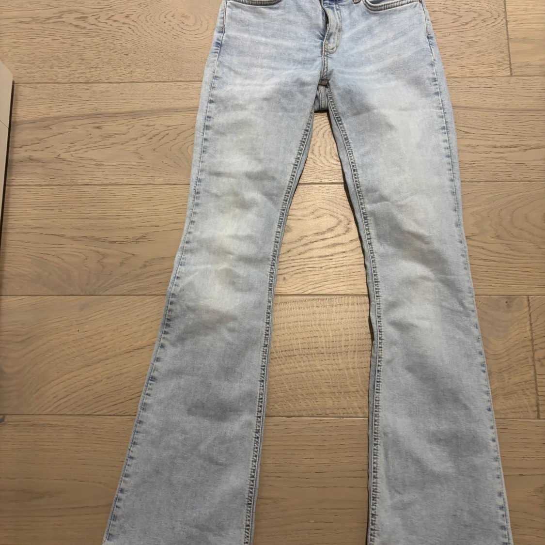 Ljusblå bootcut jeans från gina tricot
