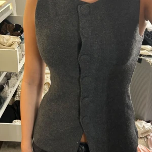 Mörkgrå stickad väst från Zara - Grå Zara topp/väst.