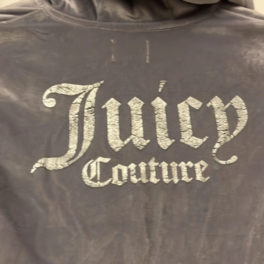 Grå velour hoodie från Juicy Couture - 4