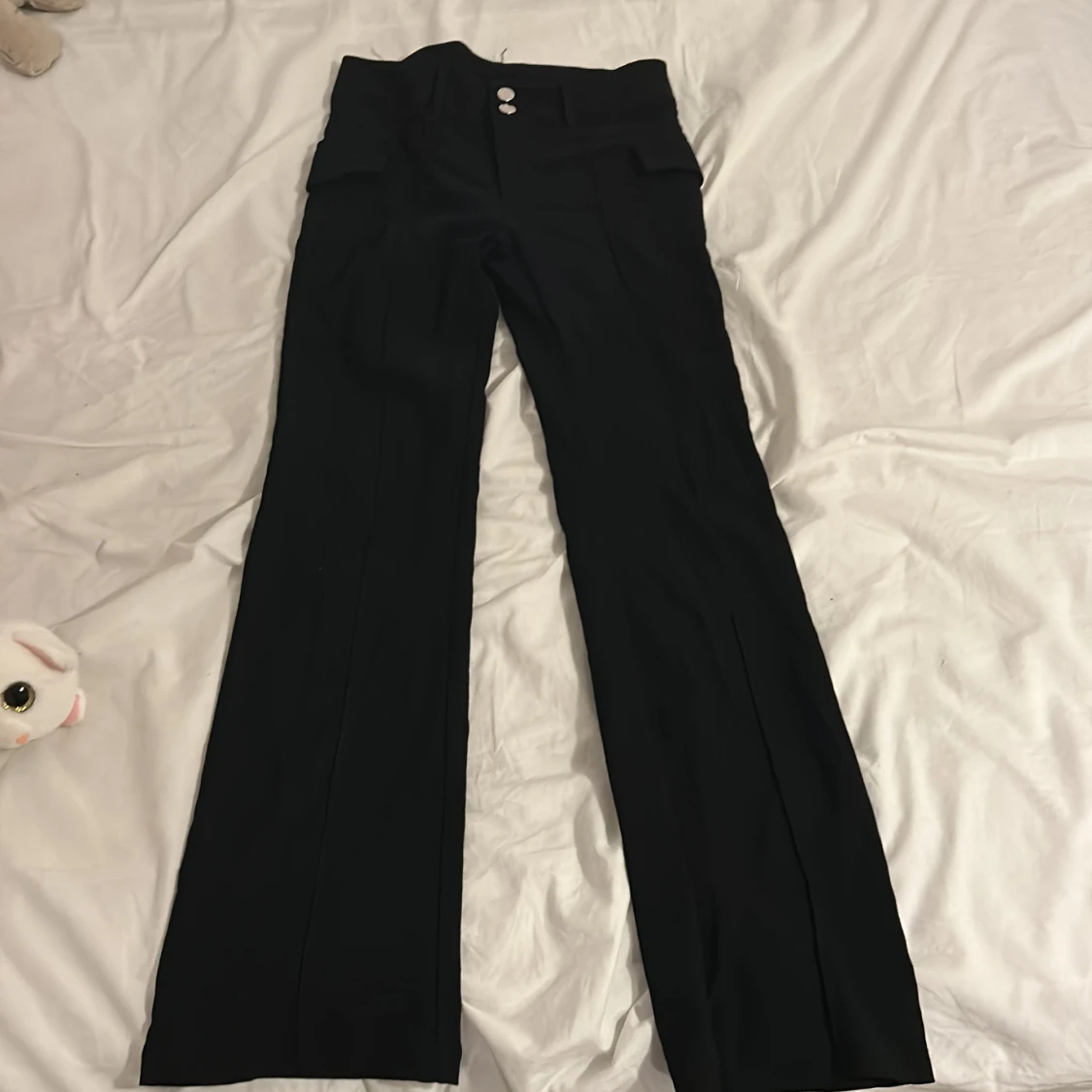 Svarta kostymbyxor!!  Utsvängda där nere. - 1