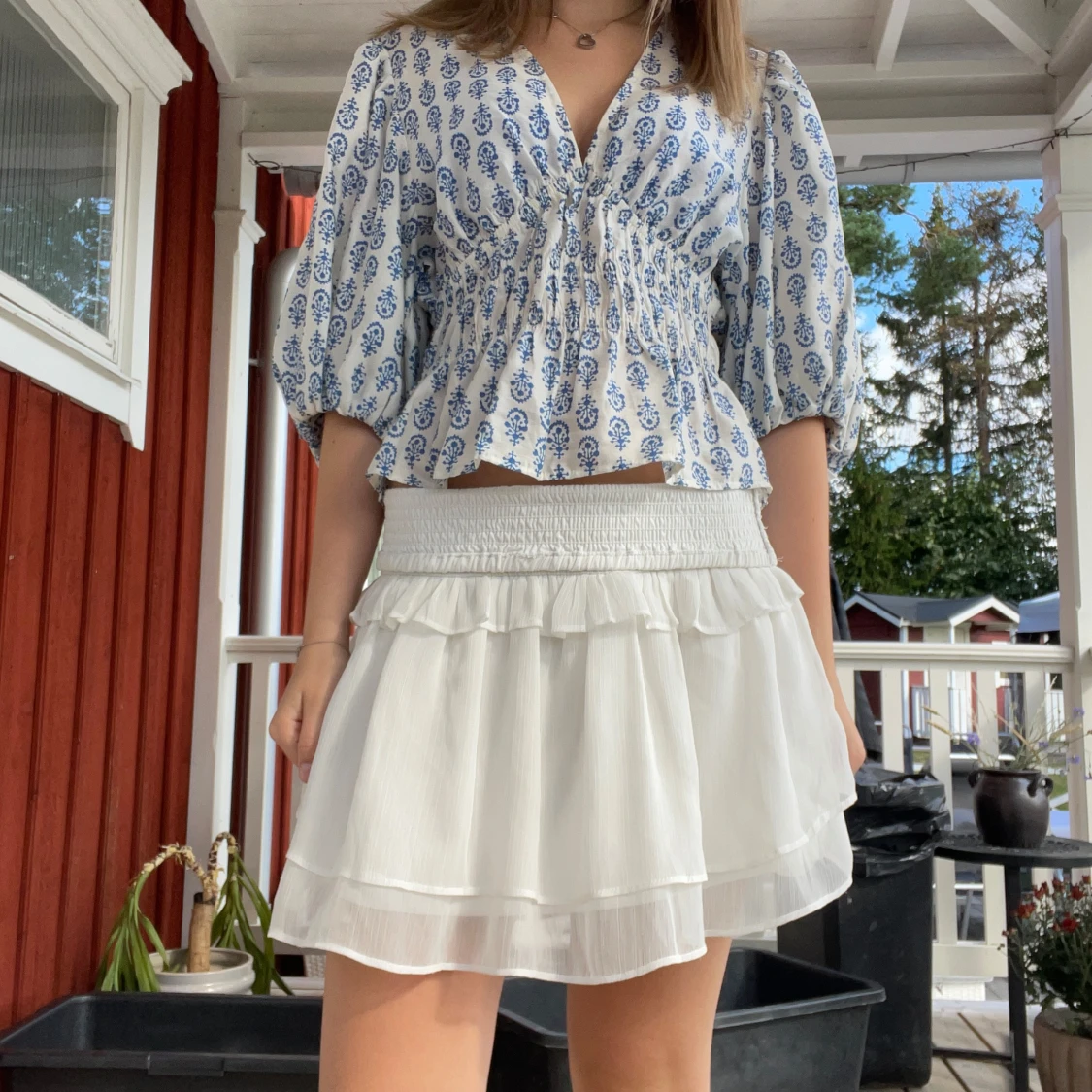 Vit volangkjol med smockmidja