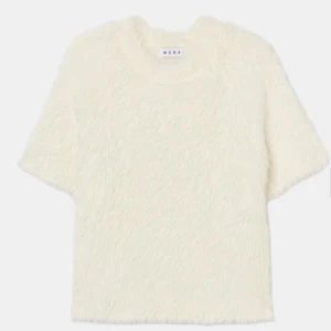 Stickad T-shirt Wera - Superfin T-shirt från Wera med en fluffig yta. Endast använd fåtal gånger, i superfint skick. Storlek M, något stor i storleken.