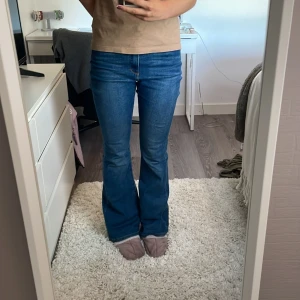 Levi's 726 Flare blå jeans - Säljer ett par Levi's 726 Flare jeans i klassisk blå denim. Jeansen har utsvängda ben, normal midja och femficksdesign. Snygga kontrastsömmar och klassisk Levi's-lapp bak. Pris kan diskuteras!