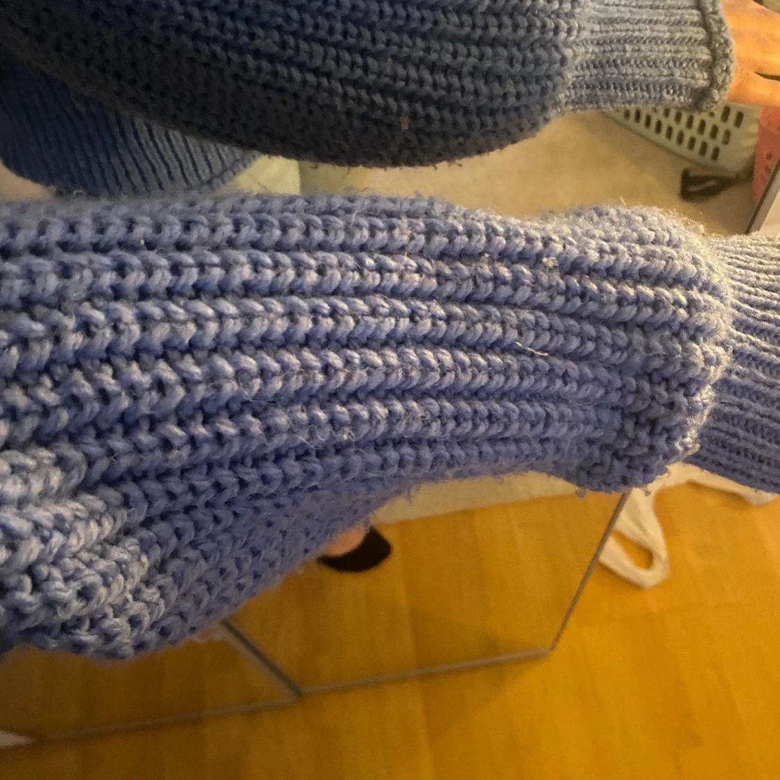 Blå stickad v-ringad tröja - 3