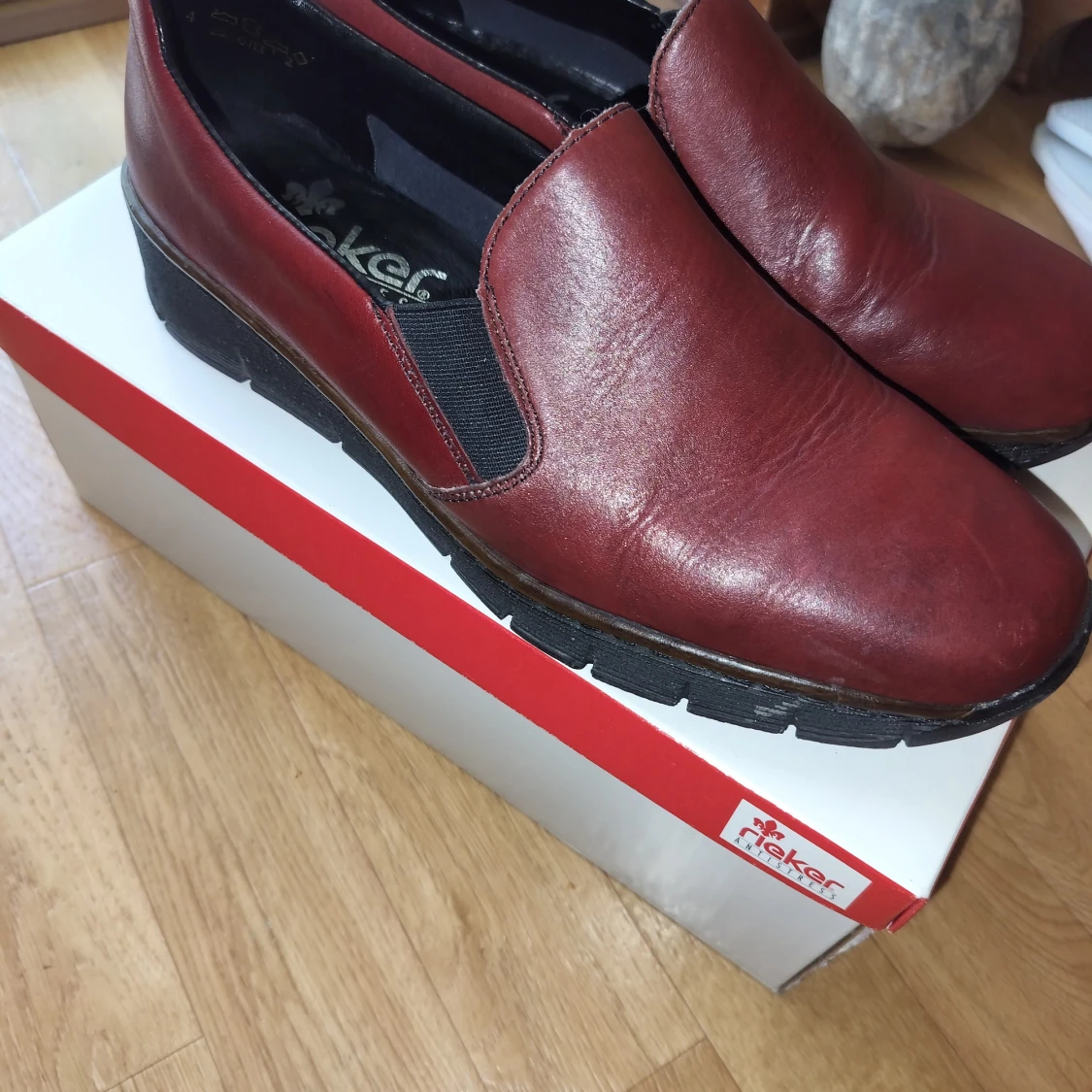 Vinröda skinnloafers från Rieker - 3