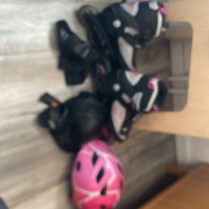 Svarta och rosa inlines med fullständigt skydd - Säljer ett par coola inlines i svart och rosa med vita detaljer. Skorna har snörning och spänne för extra bra passform. Perfekta för dig som vill cruisa runt med stil. Materialet är syntet och plast. Endast använda 2 gånger, helt nya. Säljer för att behlver tömma källaren.