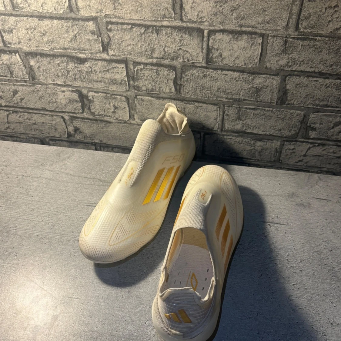 Vita fotbollsskor från Adidas - 92