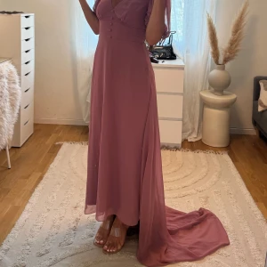 Lång rosa klänning från Nelly  - Säljer en lång rosa klänning från Nelly som är helt oanvänd.. S/XS