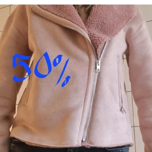 Jacka från Zara - Säljer en ljusrosa jacka från Zara Basic med mjukt foder och stor krage. Jackan har sned dragkedja och två fickor med dragkedja framtill. Perfekt för dig som vill ha en snygg och mysig jacka till kyligare dagar.