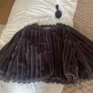 Kofta/cardigan  - Helt ny cardigan aldrig använt jätte skön men passar inte mig ny pris 1180kr 