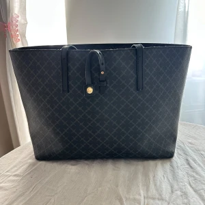 By malene Birger väska  - Väska från by malene birger. Väskan är stor och rymlig i svart med grått rutmönster. Perfekt för jobb eller skolan!  Har bytt banden i äkta läder så banden är superfina.  Tecken på användning inuti väskan. Men inget som synt när man bär väskan.💕