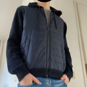 Navyblå Cardigan  - En stilren cardigan ifrån kappahl. Denna passar pefekt till våren och sommaren. Nypris: 899. Skick 9/10. Hör av er vid frågor👍🏻. Priset kan diskuteras vid snabb affär 