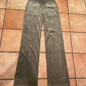 Ljusgröna Juicy Couture XS - Juicy Couture byxor i super fint skick, endast använd någon fåtal gång. Ljusgröna med guldiga detaljer.