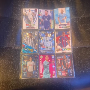 Fotbollskort - Samlaralbum med stjärnspelare - Samlaralbum med exklusiva fotbollskort från Panini och Topps! Här hittar du stjärnor som Messi, Haaland, Neymar, Lewandowski, Salah och fler. Perfekt för dig som älskar fotboll, samlar på kort eller vill ha en cool samling att visa upp för vännerna. Du kan bestämma vilka kost du vill ha och kostar 105 kr för alla kort.