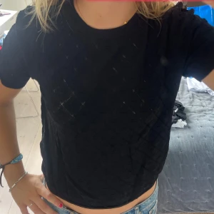 Svart quiltad t-shirt - Säljer en svart t-shirt med quiltat mönster, så fin!! 