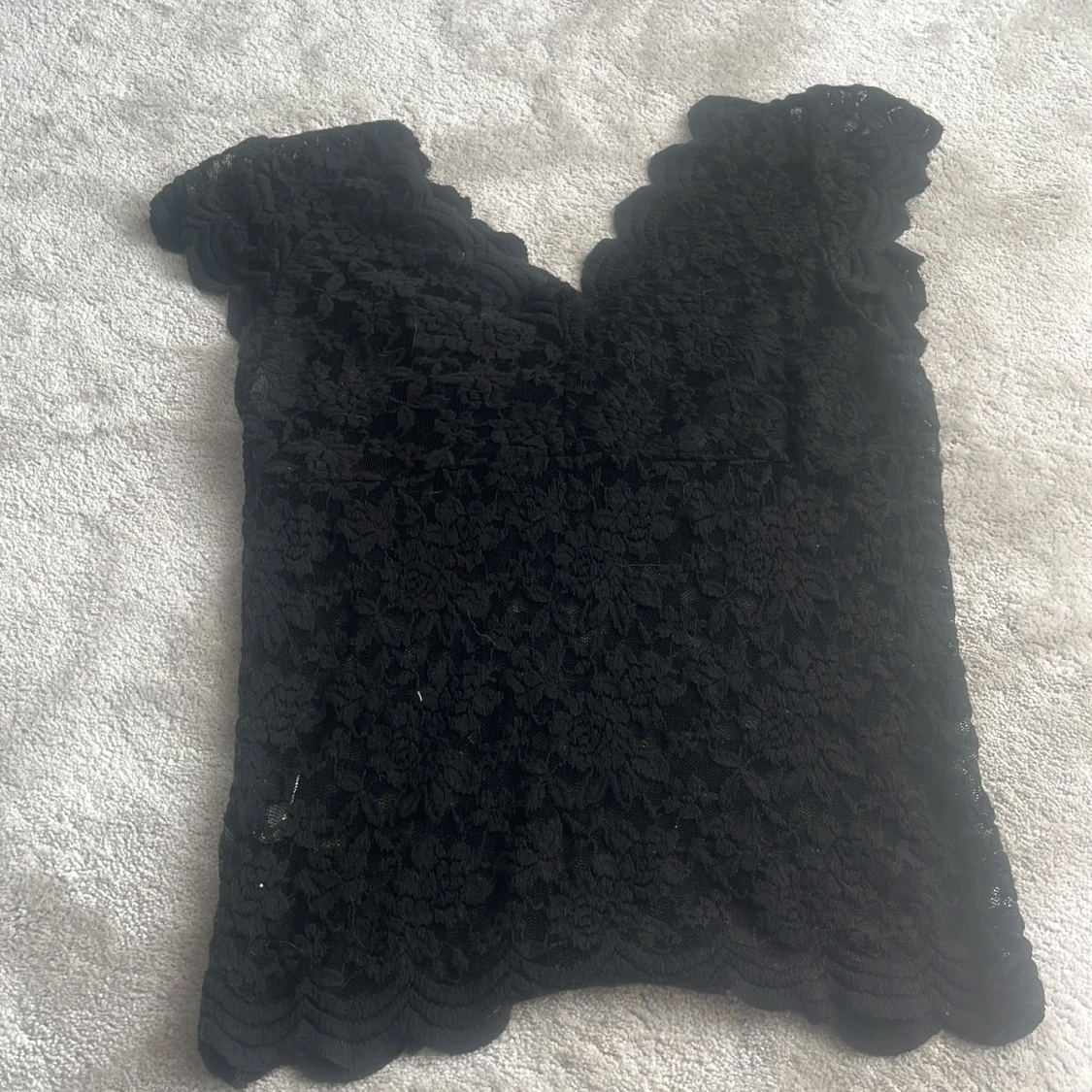 Svart spetsblus med v-ringning - 1