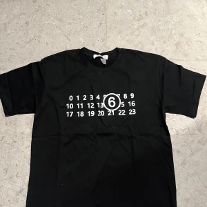 Maison Margiela T-shirt - Riktigt fet maison margiela tröja, inga skador och väldigt bra skick! NYPRIS ~ 2000kr (VÅRT PRIS - 400kr)