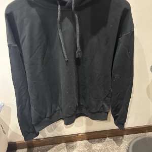 Svart lager 157 hoddie  - Svart lager 157 hoddie/ okej skick lite smutsig men det försvinner i tvätten den ena snöret saknar plast sak längst ner 