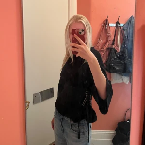 Snörad tröja - Cool snörad tröja med trekvartsärmar! Storlek S💛