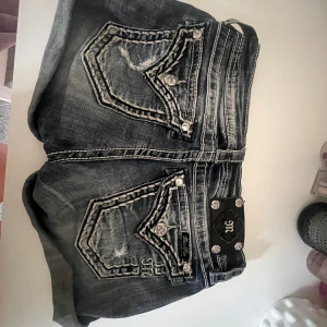 Miss Me jeansshorts  - Snygga mörkblå jeansshorts från Miss Me med låg midja.