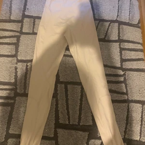 Beiga tighta leggings - Säljer ett par beiga leggings med tight passform och hög midja. Perfekta för en clean och enkel look, funkar till både oversized tröjor och crop tops. Mjukt material som sitter skönt hela dagen.