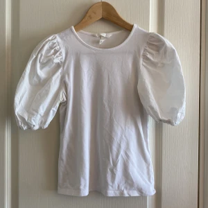 Vit topp - Vit topp med puffärmar från H&m i xs Välj gärna leverans via instabox