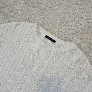 Vit stickad tröja Brandy Melville - Vit kabelstickad tröja från Brandy Melville. Nästan oanvänd och i bra kvalitet. (One size)