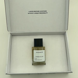 ESSNCE Lemon Eclair Eau de Parfum 50ml - God parfym från ESSNCE med doften Lemon Eclair, limited edition och går ej att köpa längre. Endast testad och orginal förpackning medföljer. Pris är diskuterbart i viss mån