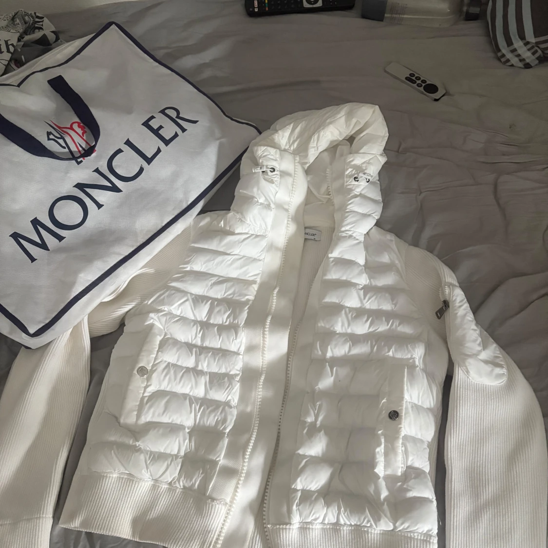Vit Moncler pufferjacka med huva