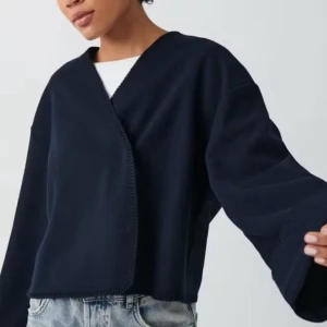 Mörkblå kappa  - Säljer en stilren mörkblå tunn kappa med v-ringad hals och breda, långa ärmar. Kappan  har synliga sömmar längs kanterna som ger en cool detalj. ( Orginal pris 499kr ) Använd fåtal gånger men den har fortfarande riktigt bra sick🥰Perfekt att ha nu till höst🍂☺️