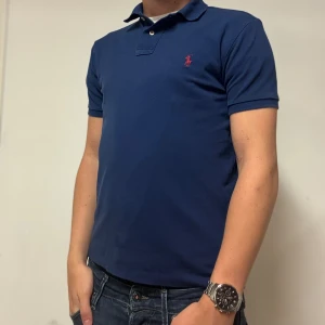 Polo Ralph Lauren Pike | S - Säljer en sjukt fet Ralph Lauren pike | Nypriset ligger på ~ 1600kr, mitt pris, 299kr | Storlek S | Jag på bilden är 181,71kg | Inga synliga defekter, därav mycket bra skick |  Skriv vid intresse ! 💫😉