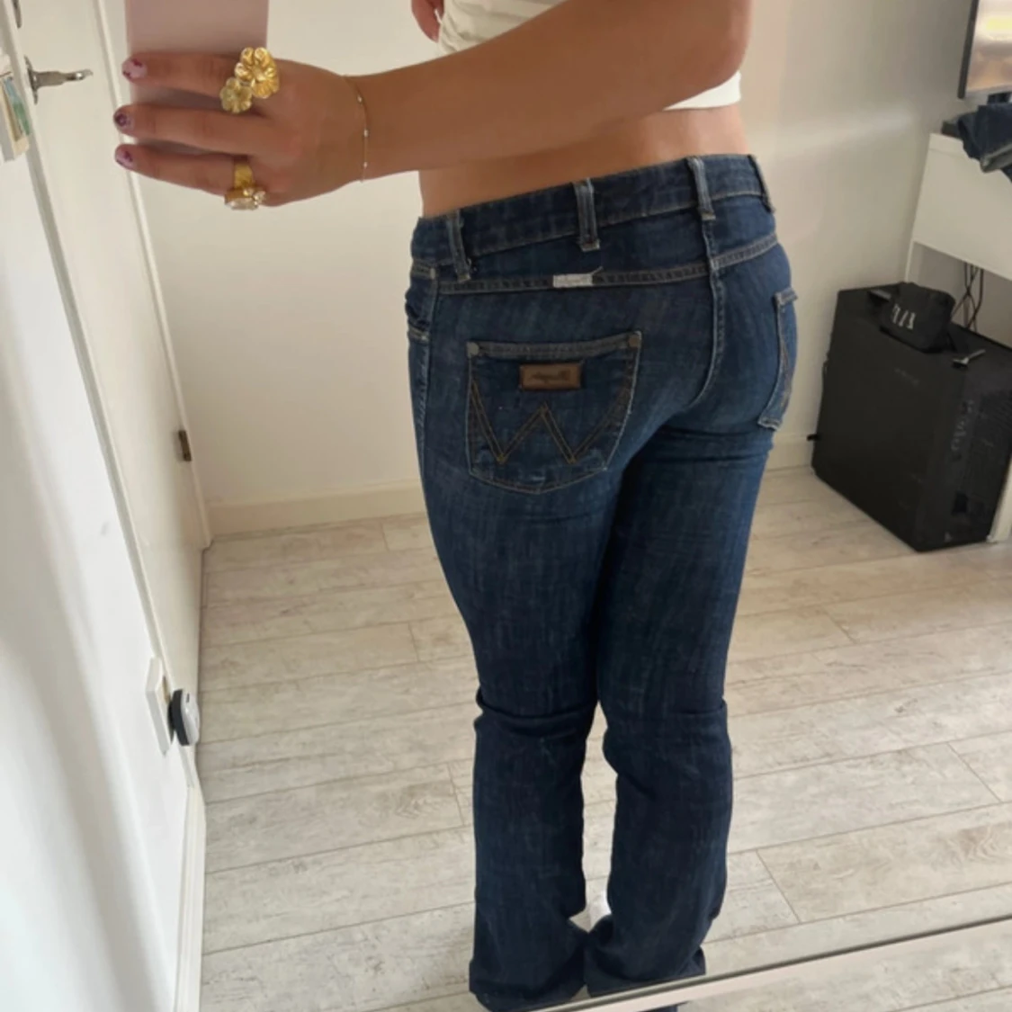 Mörkblå lågmidjade bootcut jeans från Wrangler - 2