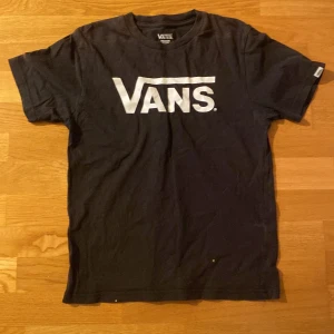 Svart Vans t-shirt  - Snygg Vans t-shirt i storlek medium för barn. I ok skick och använd många gånger