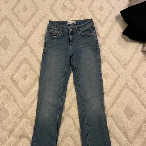 Low waist jeans - Snygga low waist jeans från Zara. Säljer då de inte passar mig längre. Bra skick!! 💕🫰🏼✨