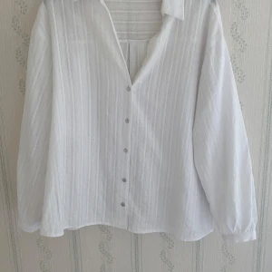 Vit blus - Vit blus från Zara med skjortkrage, inte särskilt använd och är i gott skick utan defekter 
