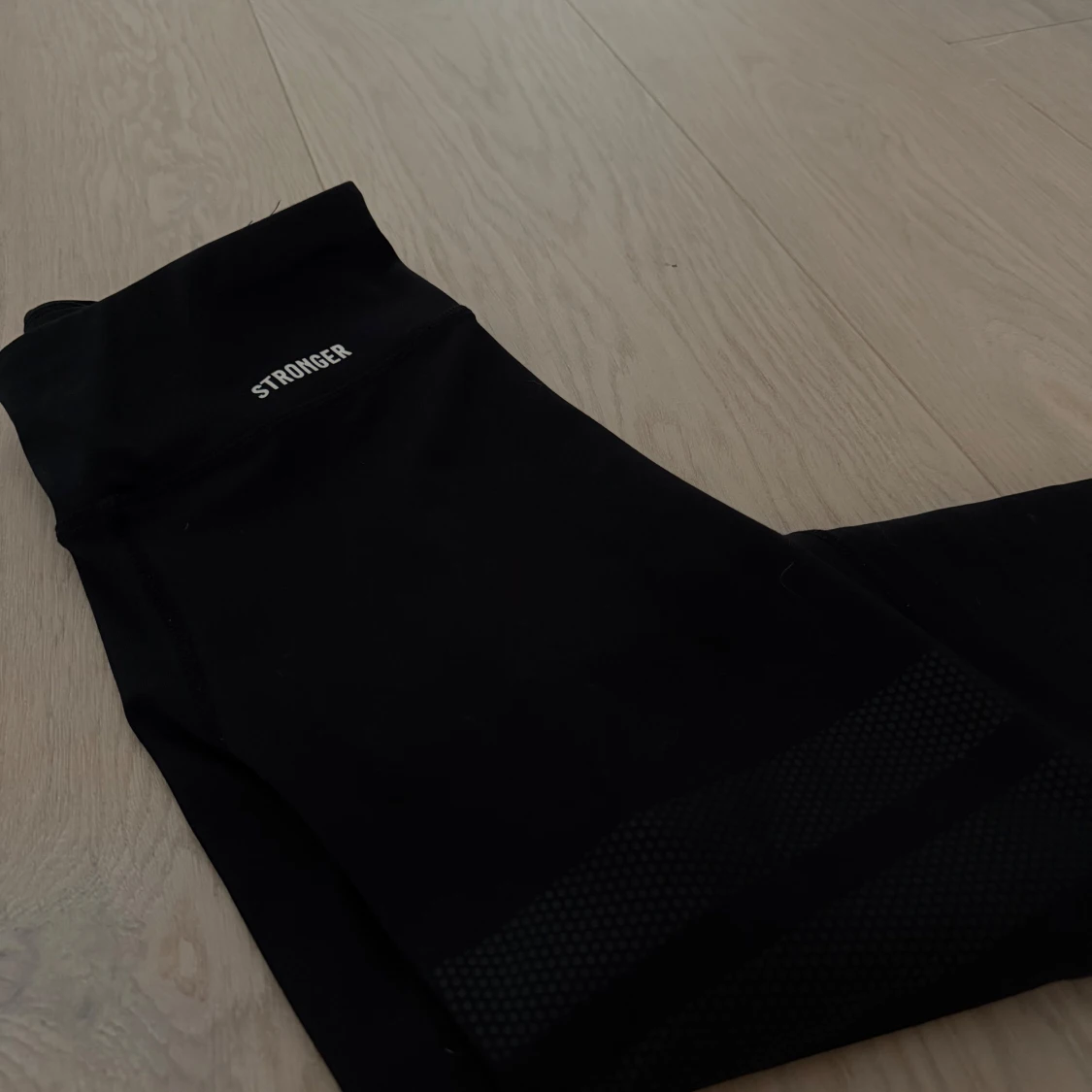 Svarta leggings från Stronger - 1